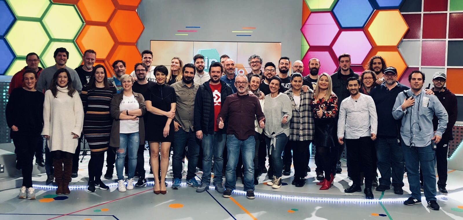 Equipo de televisión reunido en un plató