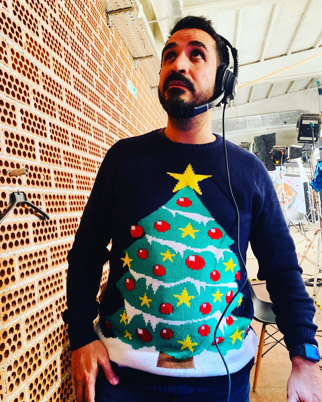 Antón Cruces con auriculares durante un rodaje navideño
