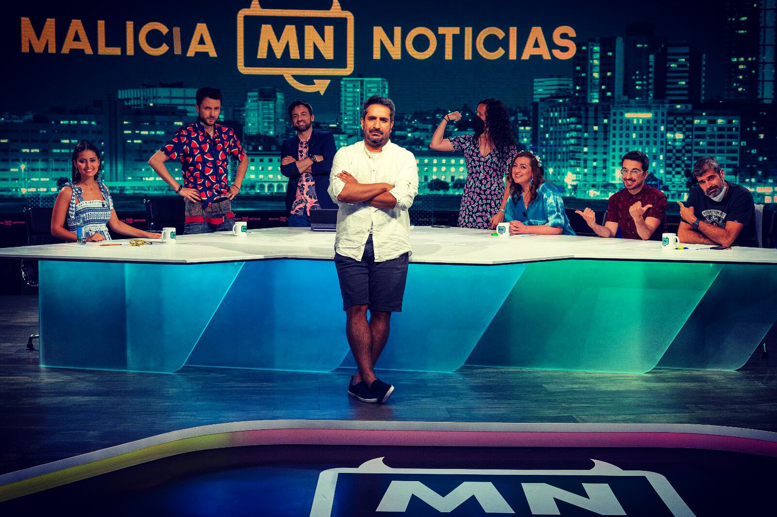 Antón Cruces con el equipo de Malicia Noticias en plató