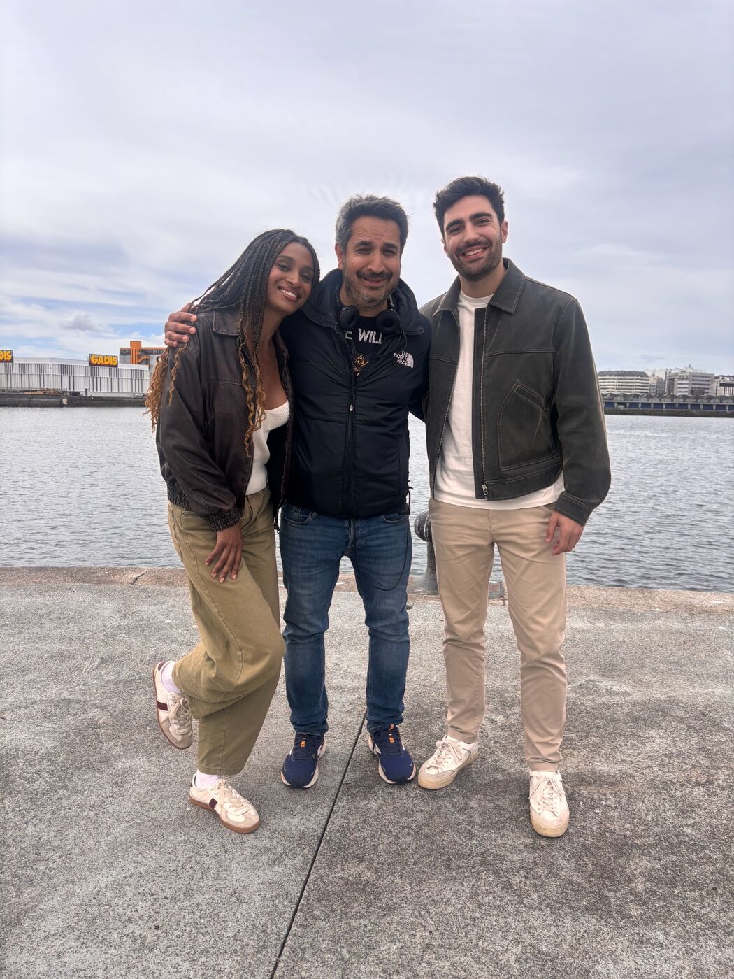 Antón Cruces junto a dos presentadores durante una grabación exterior